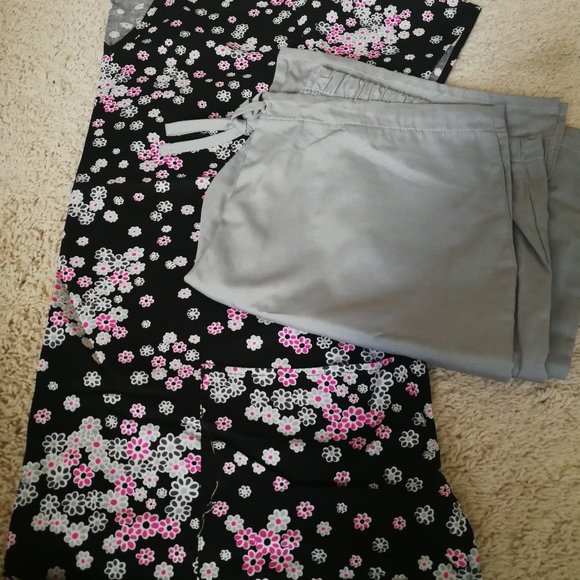 Cherokee Women's scrub set - Picture 3 of 4